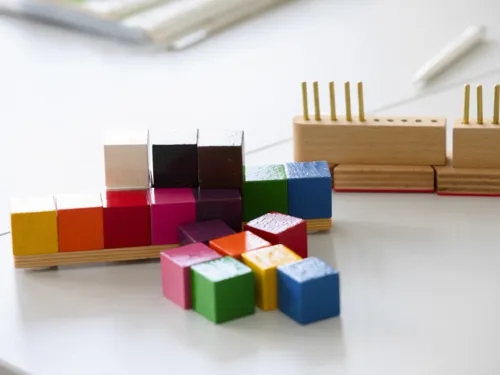 Bunte Holzklötze und Steckspiel