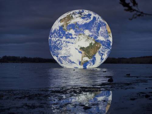 Beleuchteter Globus auf einem See.