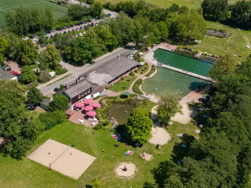 Luftbild eines Schwimmbades mit Spiel-, Sport- und Liegefl&auml;chen