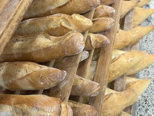 Baguettes auf einem Holzgestell