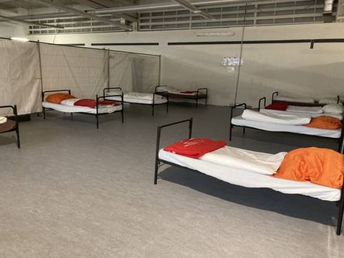 Betten in einer Notschlafstelle für Obdachlose