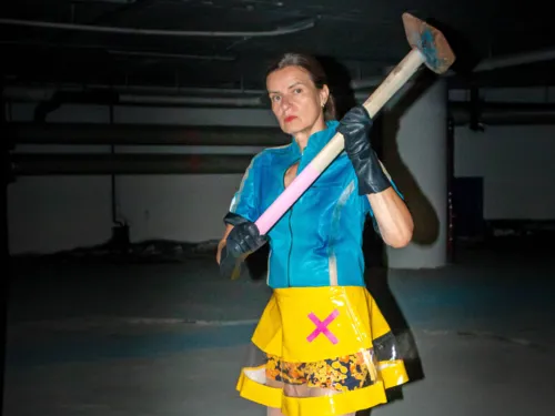 Eine Frau mit einem Hammer.