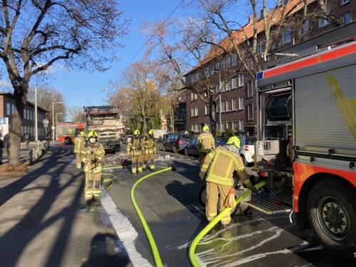 Die Feuerwehr Hannover löscht einen brennenden Müllwagen.