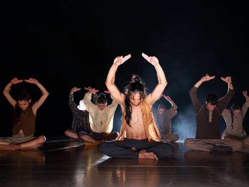 Auf dem Boden sitzende Tänzer