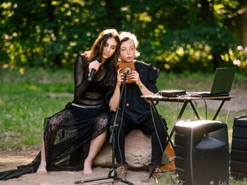 Maya Aghaniadis und Lena Osseyran in der Produktion "Weltschmerz" von Line Itani beim Arabischen Theatertreffen im Pavillon Hannover