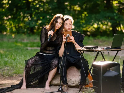 Maya Aghaniadis und Lena Osseyran in der Produktion "Weltschmerz" von Line Itani beim Arabischen Theatertreffen im Pavillon Hannover