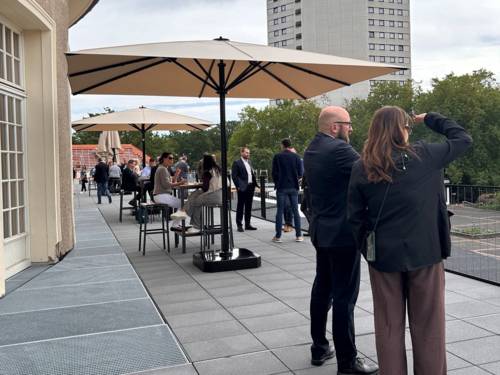 Menschen auf einer Terrasse.