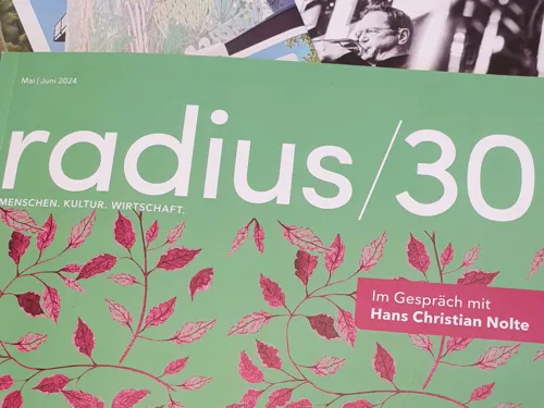Das Bild zeigt die Mai/Juni-Ausgabe aus dem Jahr 2024 des hannöverschen Magazins radius/30.