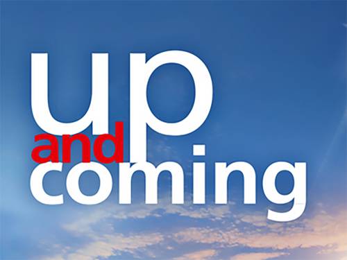 der Schriftzug up and coming vor einem blauen Himmel mit Wolken