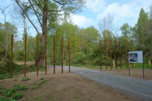 Ehemaliger Lagereingang auf dem Rundweg &uuml;ber das Gel&auml;nde des ehemaligen KZ St&ouml;cken, 2025