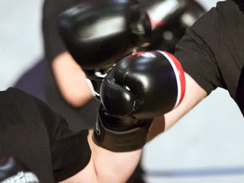 Boxhandschuhe begegnen sich beim Training.