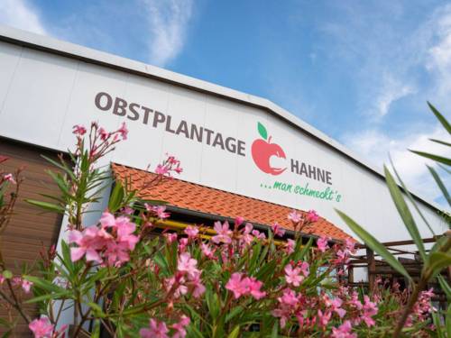 Gebäude einer Obstplantage von außen.