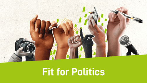 Eine Menge diverser Hände, welche nach oben gerichtet sind und Symbole für Demokratie besitzen.