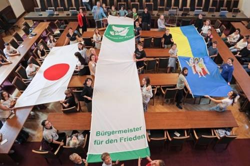 World Peace Game mit Flaggen in München