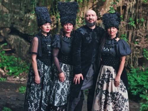 Drei Musikerinnen und ein Musiker der Band in traditioneller ukrainischer Kleidung.
