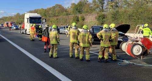 Einsatzkräfte der Feuerwehr Hannover helfen nach einem Autobahnunfall bei Langenhagen.