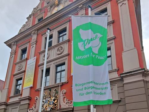 Vor dem historischen Rathaus in Gotha weht die Flagge der Mayors for Peace