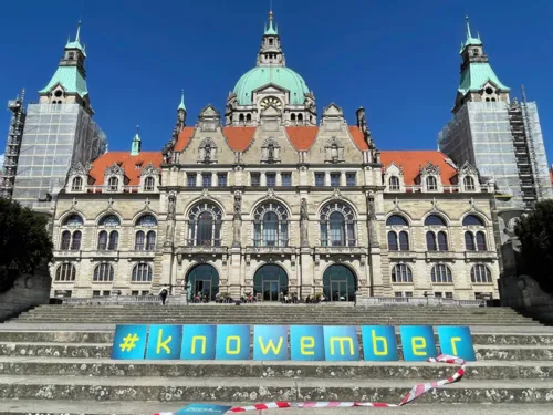Bedruckte Papiere auf der Treppe vor der Rathaus-Rückseite ergeben das Wort Knowember