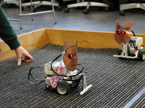 Zwei kleine Roboter mit Tiergesichtmasken