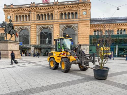 Ein Pflanzkübel, der vor dem Hauptbahnhof Hannover platziert wird.