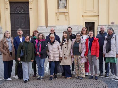 Eine Menschengruppe vor einem alten Gebäude