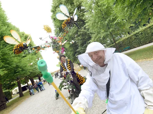Imker und sein Begleiter auf dem Rad