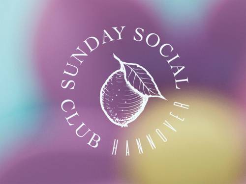 Der Schriftzug Sunday Social Club Hannover steht im Rundsatz um eine Frucht