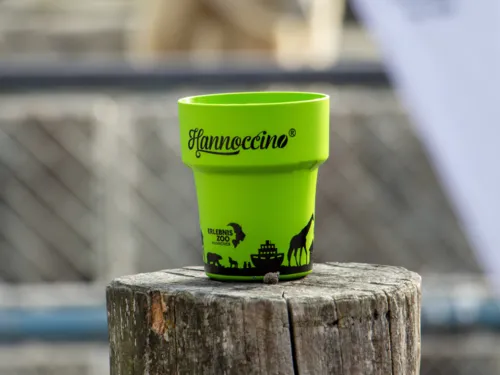 Der neue Mehrwegpfandbecher von Hannoccino mit Motiven aus dem Erlebnis-Zoo Hannover