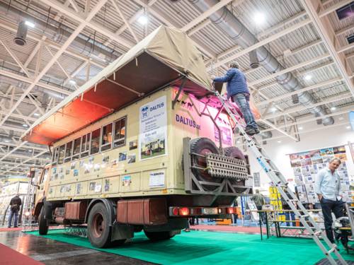Expeditions-LKW mit Dachzelten in einer Messehalle