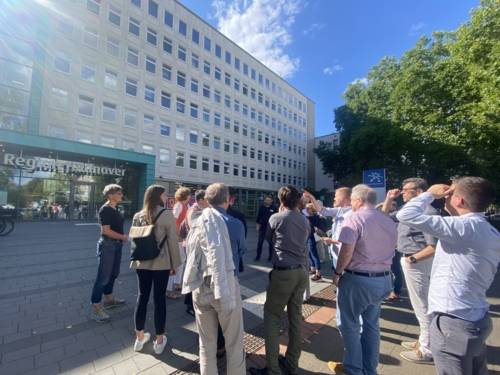 Die Gruppe der Partnerschaft für Klimaschutz steht vor dem Regionshaus und lässt sich die Umbaumaßnahmen erklären