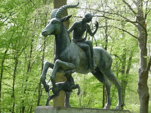 Ein Denkmal im Wald.