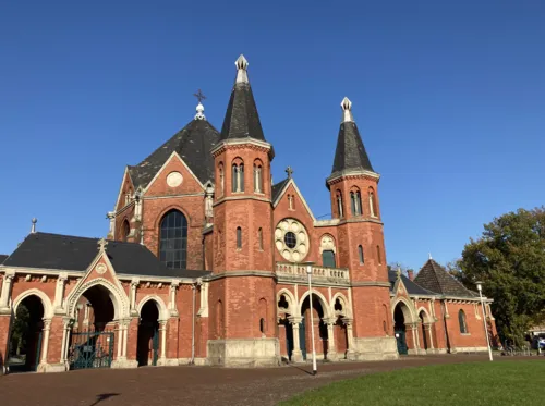 Eine Kapelle auf einem Friedhof.