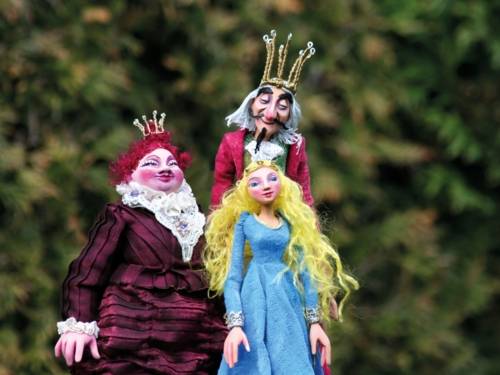 Zu sehen sind drei Handpuppen: Ein König, eine Königin und eine Prinzessin.