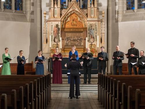 Kleiner singender Chor mit Dirigent