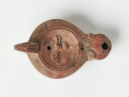 Rote Tonlampe aus der Antike