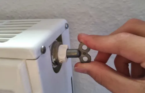 Heizung mit Entlüftungsschlüssel