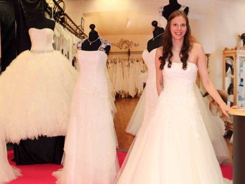 Frau in weißem Brautkleid