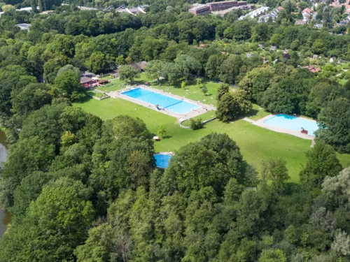 Luftbild eines Freibades
