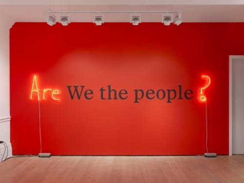 Zu sehen ist ein Schriftzug an der Wand: Are We the people?