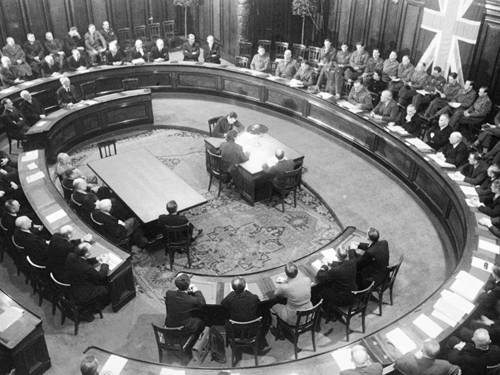 Erste Ratssitzung im Neuen Rathaus Hannover, Innenansicht, viele Menschen sitzen im Oval an Tischen, Foto von Wilhelm Hauschild, 29.01.1946