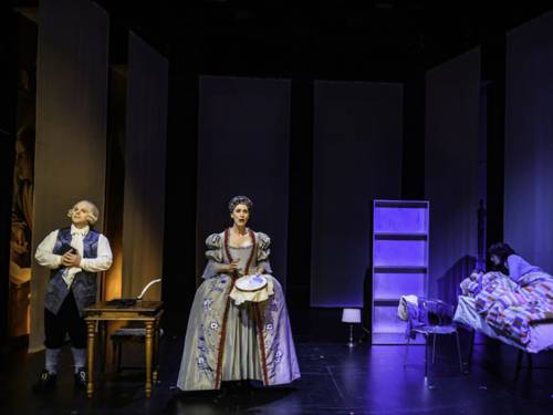 Menschen in Kostümen auf einer Opernbühne