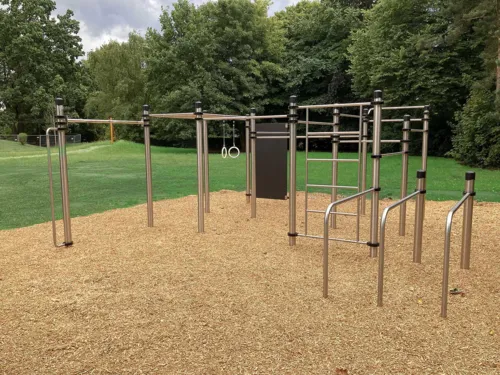 Blick auf eine Calisthenics-Fitnessanlage.