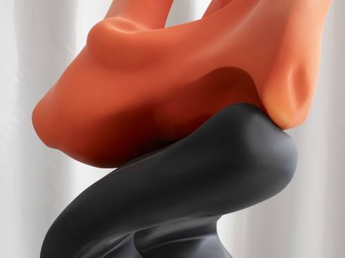 Zu sehen ist eine abstrakte Figur von Teresa Solar in der Nahaufnahme: organische Formen in Orange-Rot und Schwarz fügen sich in einander.