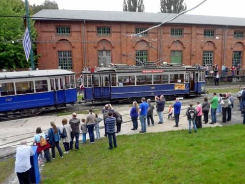 Die Straßenbahn Amsterdam-TW 469 steht auf dem Freigelände des Hannoverschen Straßenbahn-Museums in Sehnde