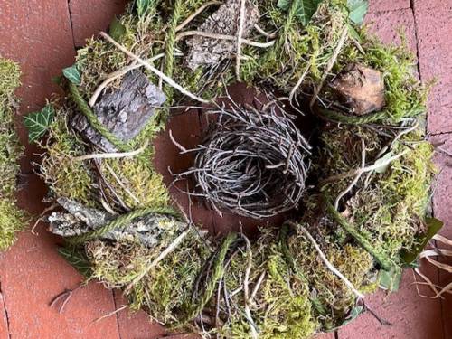 So wird ein dekorativer Kranz gebunden.