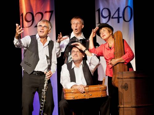 Vier Personen spielen auf einer Bühne