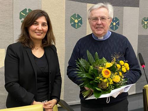 Bezirksbürgermeisterin Belgin Zaman mit dem Preisträger Pr. Kanonik Tadeusz Kluba