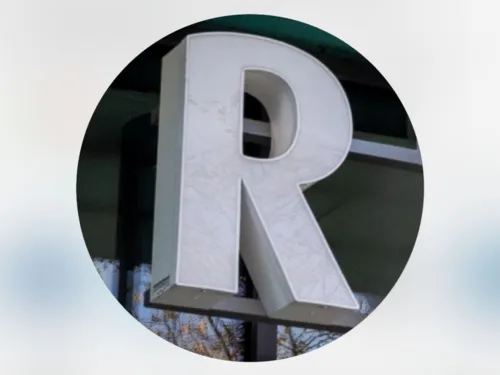 Nahaufnahme des Buchstabens "R" auf einem Schild.