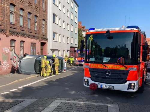 Ein Auto liegt auf der Seite.