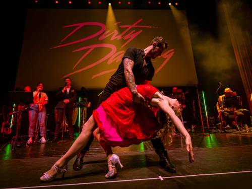 Ein Tanzpaar tanzt auf der Bühne eine Szene aus dem Film Dirty Dancing